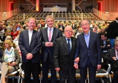 Landrat Michael Makiolla (2.v.l.) begrüßte gemeinsam mit Hans-Jürgen Allendörfer, Vorsitzender Seniorenkonferenz (2.v.r.), Franz Müntefering, Vorsitzender der Bundesarbeitsgemeinschaft der Seniorenorganisationen (r.) und Armutsforscher Prof. Dr. Christoph